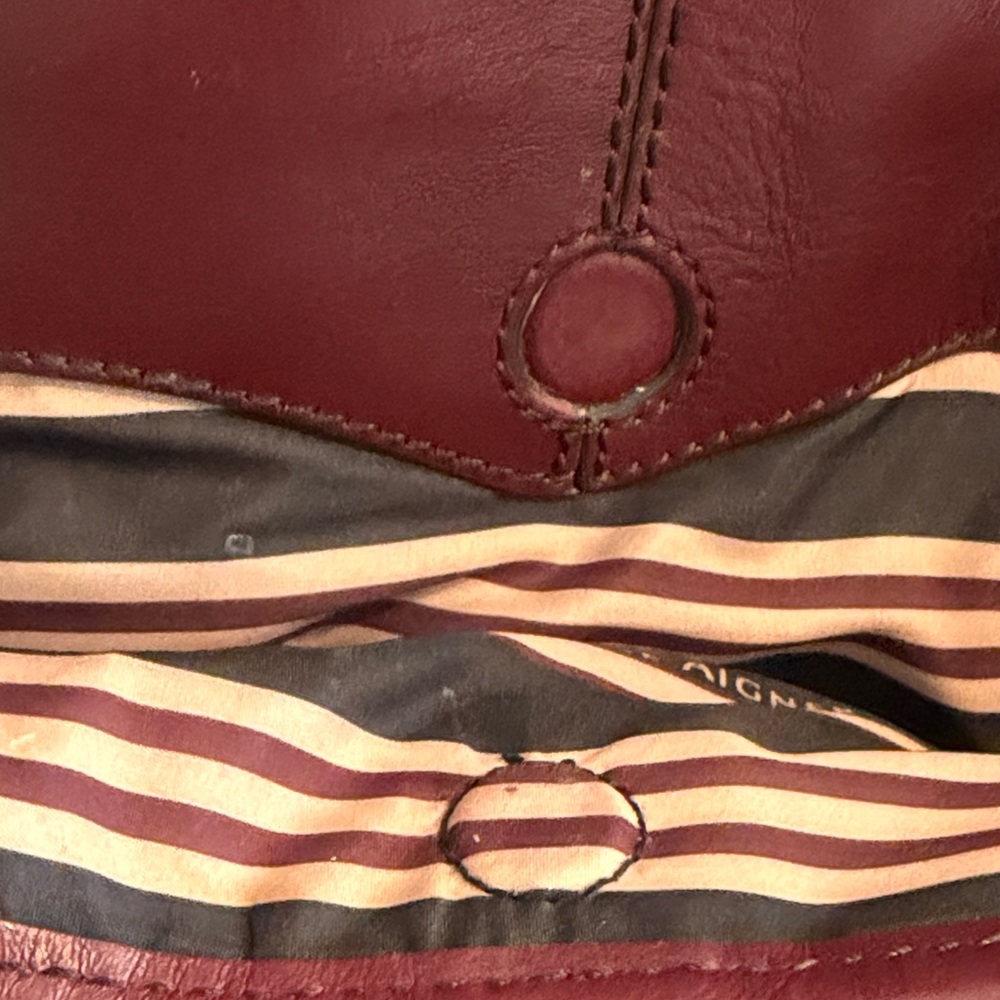 A Etienne Aigner Elegant Burgundy Leather Tote Bag. - Picture 3 of 13
